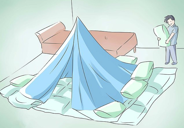 Постройте форт (палатку, гнездо) из диванных подушек и пледа.